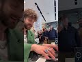 This famous singer surprised everyone in the shopping mall 🤯🤯