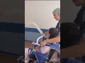 Como colocar e retirar o cesto do guincho no paciente na cadeira de rodas   Anjos da Guarda