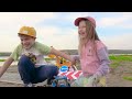 Darius helps the tractor driver learning Turn Left road sign | Kidscoco Club