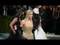 Khloé and Kim Kardashian Relive Their ICONIC 2008 Bag-Swinging Fight Scene | E! News
