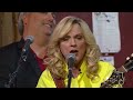 RHONDA VINCENT performs YOU DON'T LOVE GOD IF YOU DON'T LOVE YOUR NEIGHBOR on LARRY'S COUNTRY DINER!